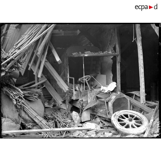 Les destructions occasionnées rue du Rendez-Vous par un bombardement dans la nuit du 30 au 31 janvier 1918 à Paris. [légende d'origine]