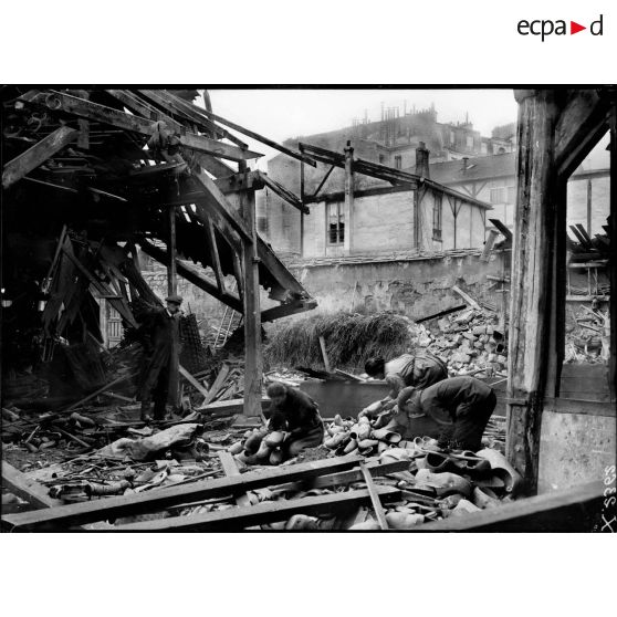 Les destructions occasionnées rue du Rendez-Vous par un bombardement dans la nuit du 30 au 31 janvier 1918 à Paris. [légende d'origine]