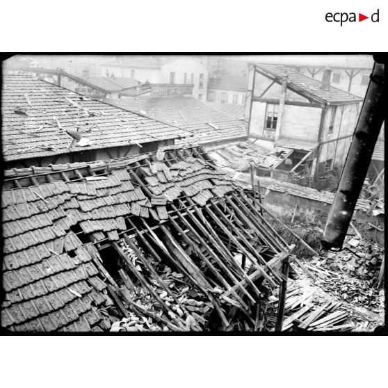 Les destructions occasionnées rue du Rendez-Vous par un bombardement dans la nuit du 30 au 31 janvier 1918 à Paris. [légende d'origine]
