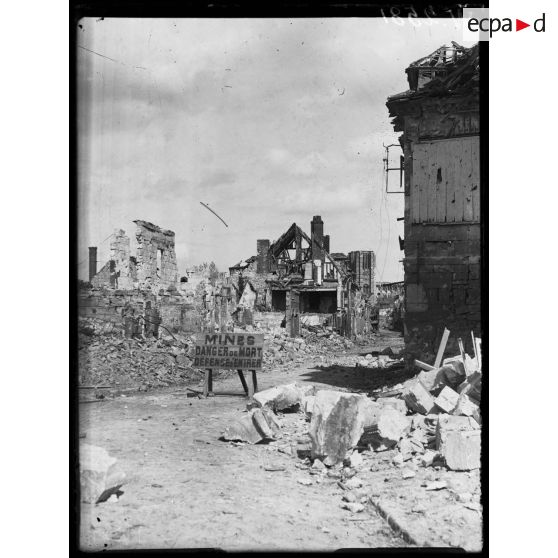 Noyon, panneau interdisant l'accès à la ville à cause des mines. [légende d'origine]