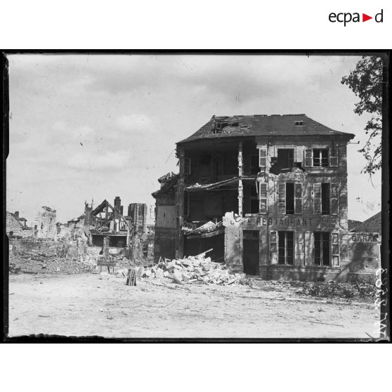 Noyon, un restaurant détruit près du faubourg de Paris. [légende d'origine]