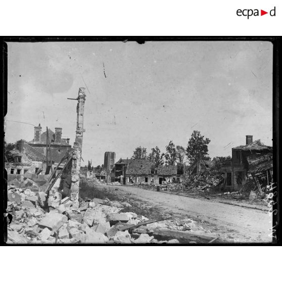 Noyon, le faubourg de Paris dévasté. [légende d'origine]