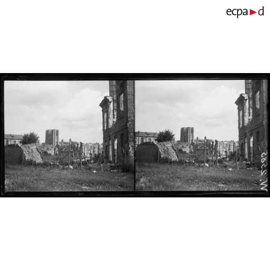 Noyon, vue sur les ruines depuis le théâtre. [légende d'origine]