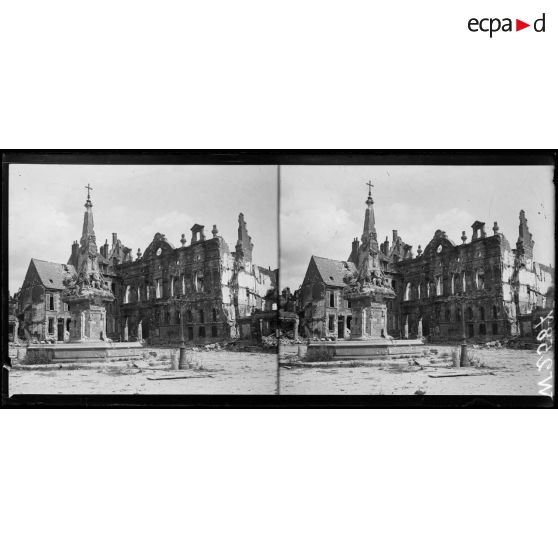 Noyon, la place de l'hôtel de ville. [légende d'origine]