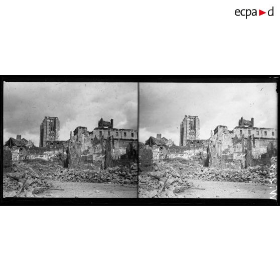 Noyon, le centre de la ville et la cathédrale. [légende d'origine]