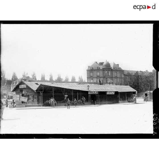 Un baraquement du "Foyer des Alliés" à Bar-le-Duc. [légende d'origine]