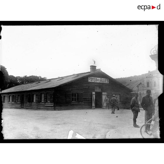 Un baraquement du "Foyer des Alliés" à Bar-le-Duc. [légende d'origine]