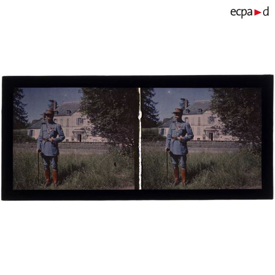 [Portrait du général Henri André Mesple dans le parc du château du Mesnil-Théribus (Oise).]