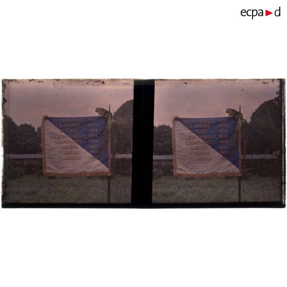 [Le revers du drapeau de l'A.D.C. 6 avec le nom des batailles au cours desquelles l'unité s'est distinguée lors de la Grande Guerre : Rozelieures 1914, La Marne 1914, l'Yser 1914, La Fontenelle 1915, Champagne 1915, l'Aisne 1917, Picardie 1918, Flandres 1918.]