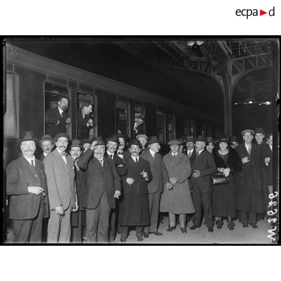 Paris, la société des concerts du Conservatoire avant leur départ pour les Etats-Unis, gare Montparnasse. [légende d'origine]