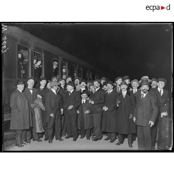 Paris, la société des concerts du Conservatoire avant leur départ pour les Etats-Unis, gare Montparnasse. [légende d'origine]