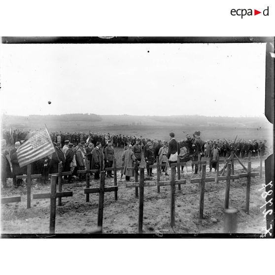 Bois Belleau (Aisne). Les sociétés de Préparation Militaire devant les tombes des soldats américains. Mr Lattès prononçant son discours. [légende d'origine]