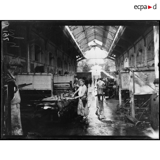 Paris. Abattoirs de la Villette. La tuerie des moutons. [légende d'origine]