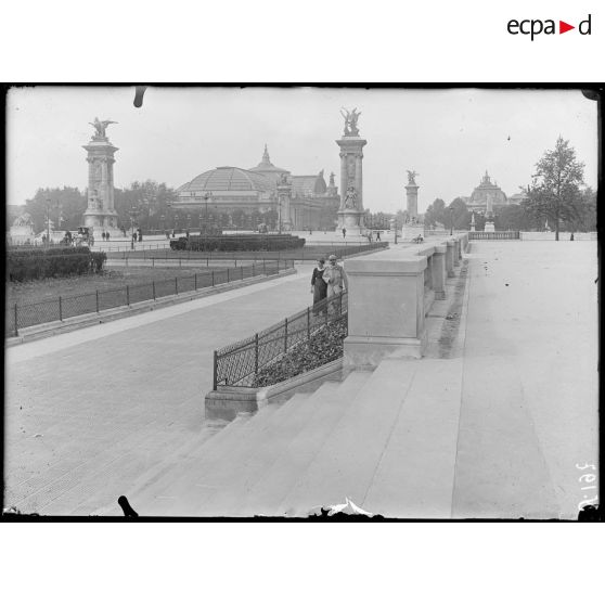 Paris. Sur le terre plein de l'esplanade des Invalides. Perspective sur le pont Alexandre III et le Grand Palais. [légende d'origine]