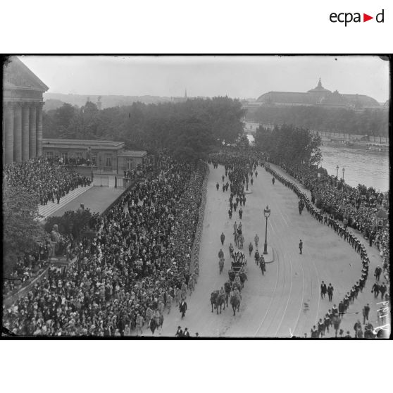 Paris. Obsèques nationales du général Gallieni devant le Palais Bourbon. [légende d'origine]