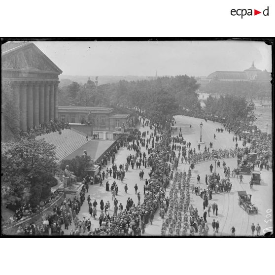 Paris. Obsèques nationales du général Gallieni devant le Palais Bourbon. [légende d'origine]
