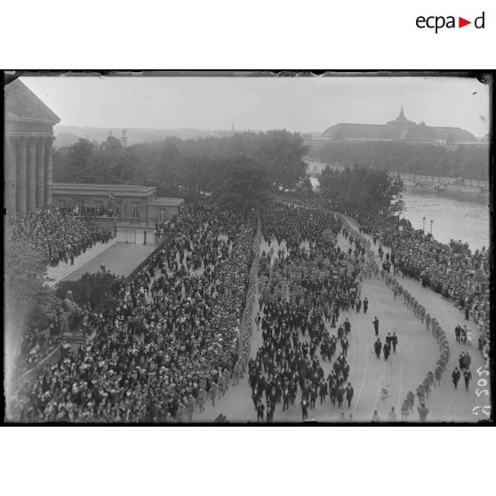 Paris. Obsèques nationales du général Gallieni devant le Palais Bourbon. [légende d'origine]