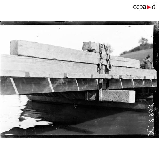 Un dispositif de renforcement mis en place sur un pont normal. [légende d'origine]