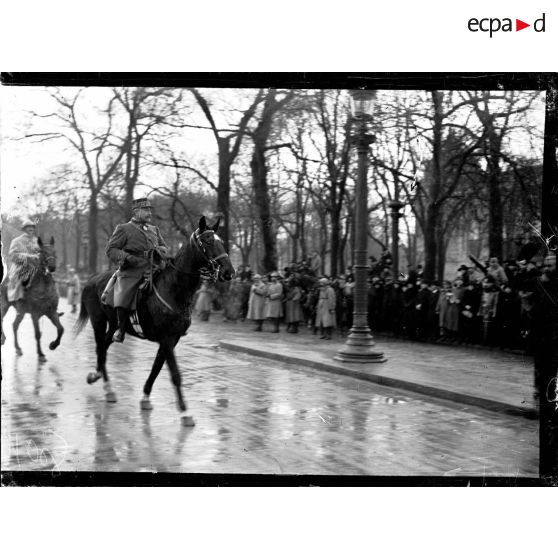 Paris, visite du Roi d'Italie, la foule avenue des Champs-Elysées attendant le passage du roi. [légende d'origine]