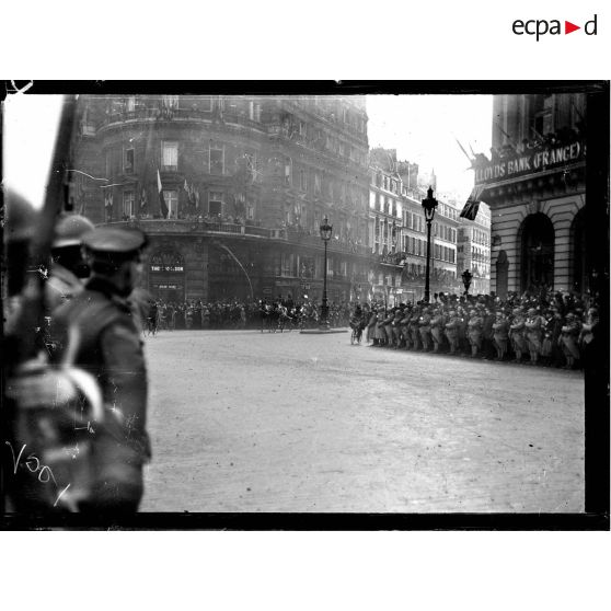 Paris, visite du Roi d'Italie, le cortège officiel place de l'opéra. [légende d'origine]