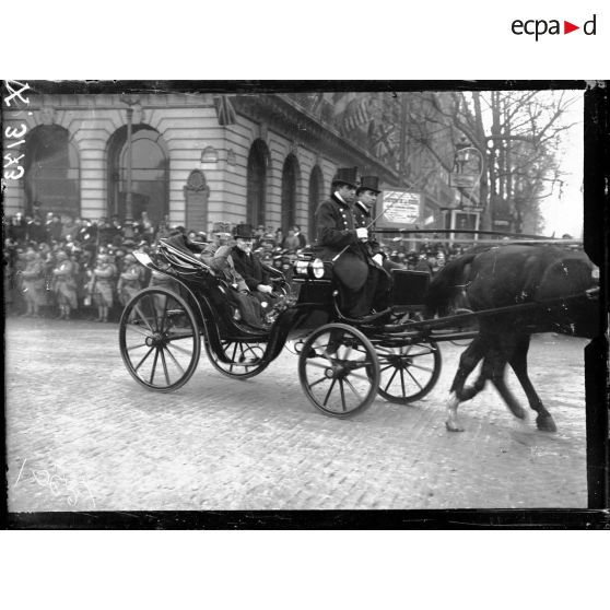 Paris, visite du Roi d'Italie, le roi et Mr. Poincaré. [légende d'origine]