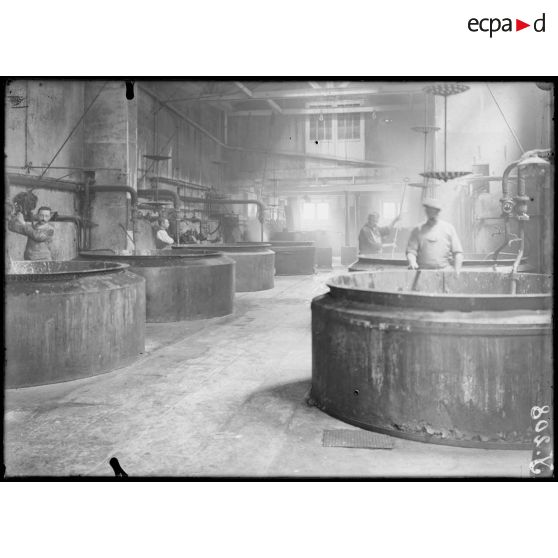 Levallois. Parfumerie Roger et Pellerin. La salle des cuves. [légende d'origine]