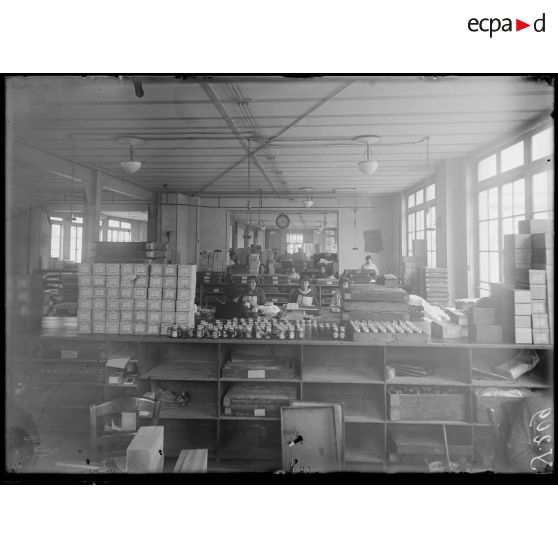 Levallois. Parfumerie Roger et Pellerin. La préparation des lotions. [légende d'origine]