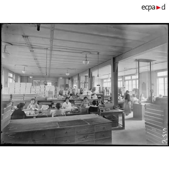 Levallois. Parfumerie Roger et Pellerin. Atelier des poudres. [légende d'origine]