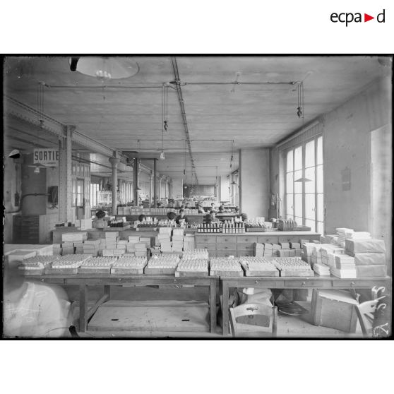 Levallois. Parfumerie Roger et Pellerin. Atelier des cosmétiques. [légende d'origine]