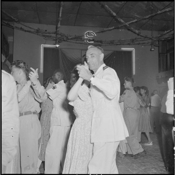 Vue de la salle de danse au bal des AET (Anciens enfants de troupe).