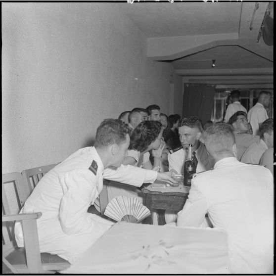 Des aviateurs au bal des AET (Anciens enfants de troupe).