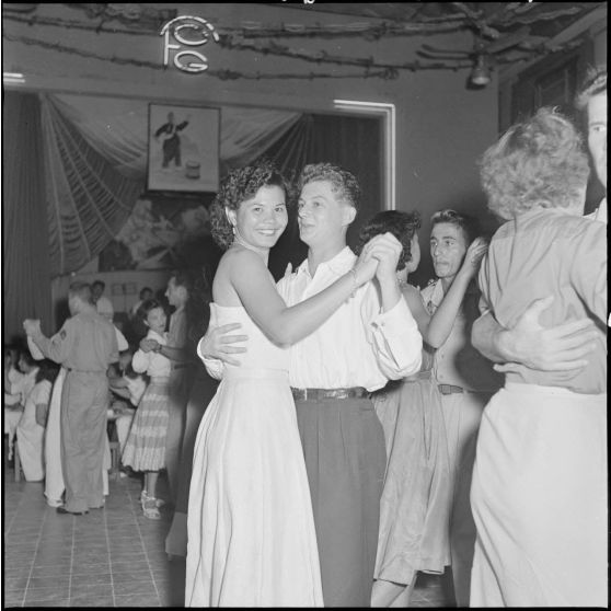 Un couple de danseurs au bal des AET (Anciens enfants de troupe).