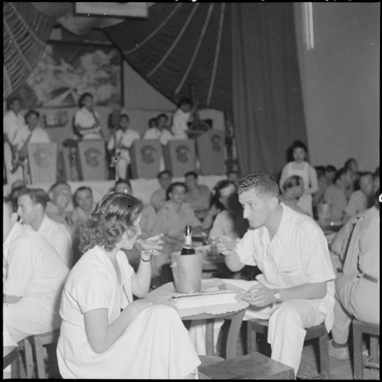 L'orchestre et quelques tables au bal des AET (Anciens enfants de troupe).