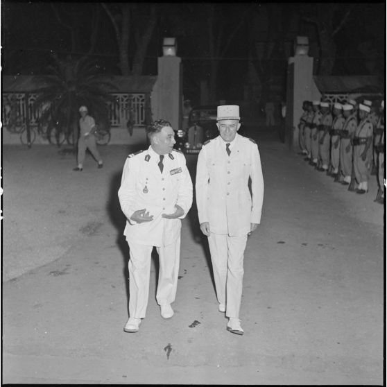 Le général de Linarès arrive au bal des AET (Anciens enfants de troupe).