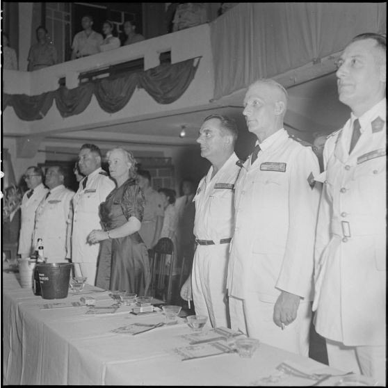 Officiers supérieurs à la table d'honneur du bal des AET (Anciens enfants de troupe).