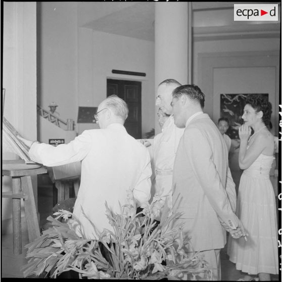 Le sculpteur Aimée Seau commente ses oeuvres lors du vernissage de son exposition.