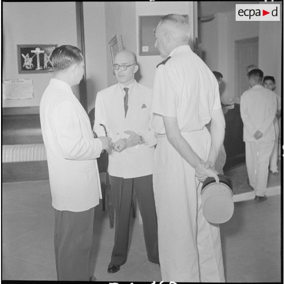Le sculpteur Aimée Seau converse avec M. Pham Van Binh et le général de Linarès lors du vernissage de son exposition.