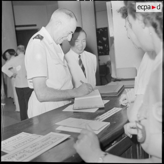 Le général de Linarès et M. Pham Van Binh au vernissage de l'exposition "Aimé Seau".