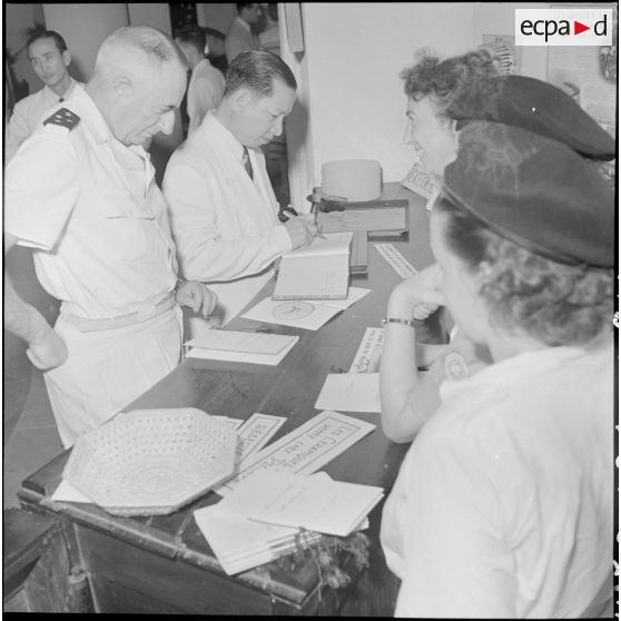 Le général de Linarès et M. Pham Van Binh au vernissage de l'exposition "Aimé Seau".