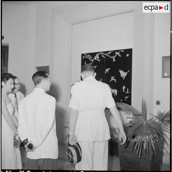 M. Pham Van Binh et le général de Linarès au vernissage de l'exposition "Aimé Seau".