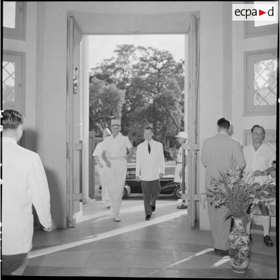 Arrivée du général de Linarès au vernissage de l'exposition "Aimé Seau".