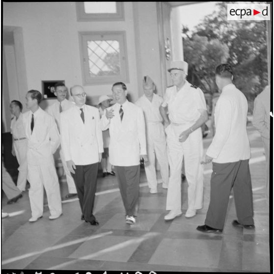 M. Pham Van Binh, le général de Linarès et de hautes personnalités au vernissage de l'exposition "Aimé Seau".