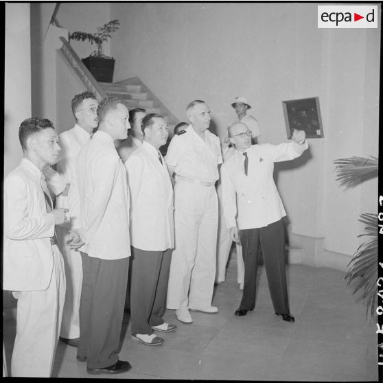 Le sculpteur Aimée Seau commente ses oeuvres lors du vernissage de son exposition.