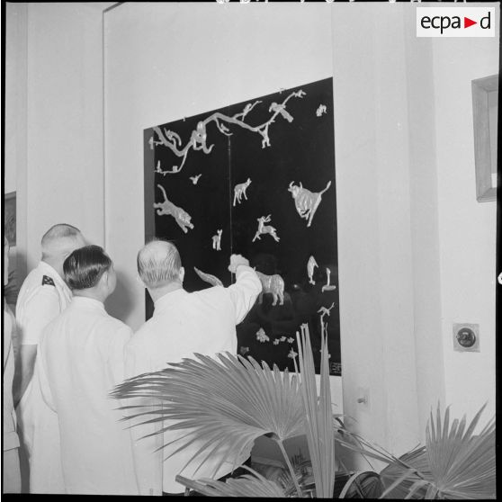 Le sculpteur Aimée Seau commentant ses oeuvres lors du vernissage de son exposition.