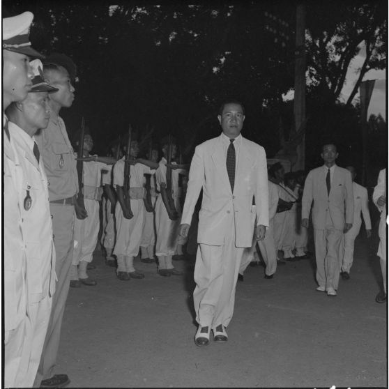 M. Pham Van Binh arrive à la réception organisée en l'honneur des officiers vietnamiens de la promotion Hoang Dieu.