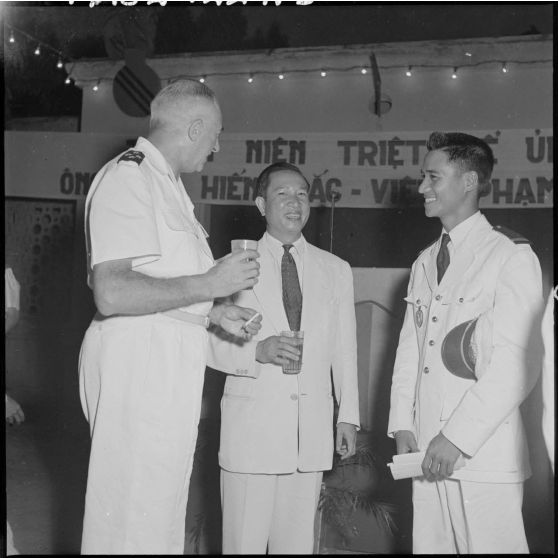 Le général de Linarès et M. Pham Van Binh discutent avec un jeune officier de la promotion Hoang Dieu.