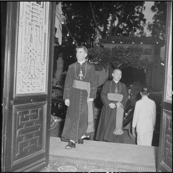 Mgr John Dooley et Mgr Trinh Nhu Khue arrivent chez M. Pham Van Binh.