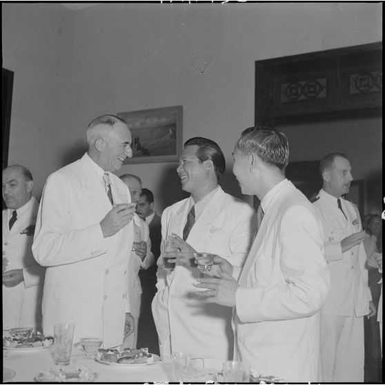 M. Bao Daï et le général de Linarès au cocktail organisé chez le gouverneur du Nord-Vietnam.