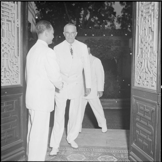 Le général de Linarès arrive chez M. Pham Van Binh.