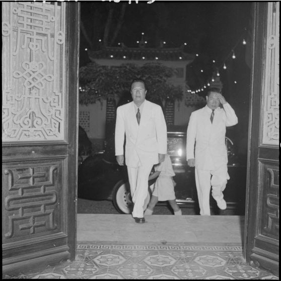 M. Bao Daï arrive chez M. Pham Van Binh.